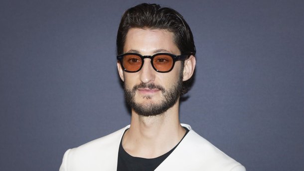 Pierre Niney : son mouchoir mis aux enchères atteint une somme folle !