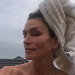 No make-up selfie - Cindy Crawford