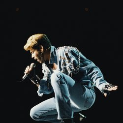 La période "Faith". Barbe de trois jours, jean moulant, lunettes aviateur et blouson de cuir ou de jeans, sur George Michael, le style fait son effet.
