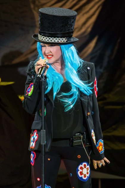 Cyndi Lauper et sa chevelure bleu lagon