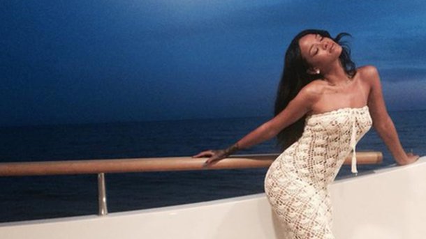 Rihanna : sexy sur son yacht en Italie !