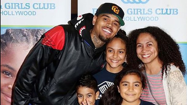 Chris Brown: il couvre de cadeaux une famille dans le besoin