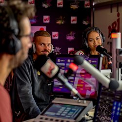 M Pokora et Miss France 2019 - Manu dans le 6/9