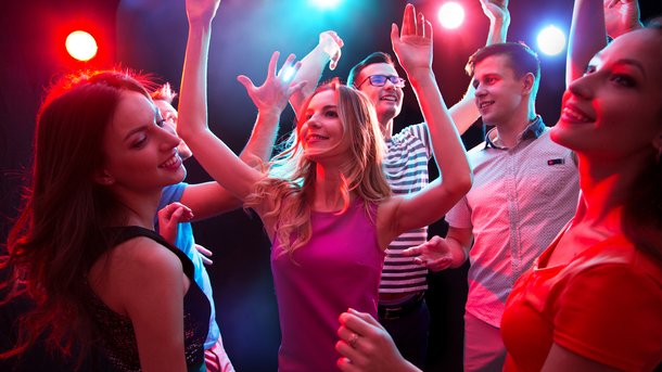 Les infos du Réveil Chérie : découvrez les villes qui comptent le plus de fêtards !