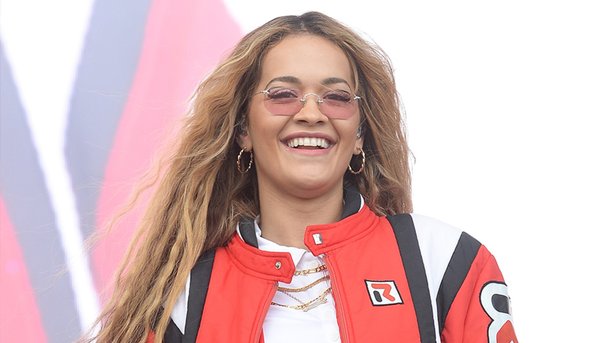 Rita Ora montre son corps sexy pour son anniversaire!