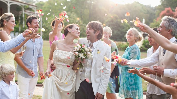 Les infos du Réveil Chérie : des inconnus payent pour assister à des mariages