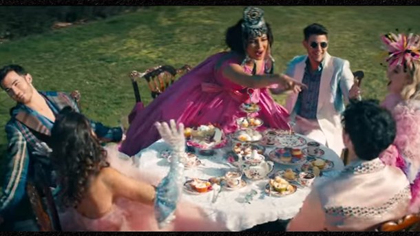 Les Jonas Brothers font la fête avec Sophie Turner et Priyanka Chopra pour «Sucker»