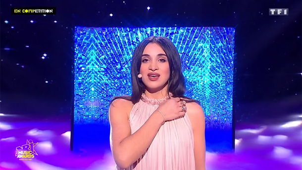 Camélia Jordana interprète en live «Facile»