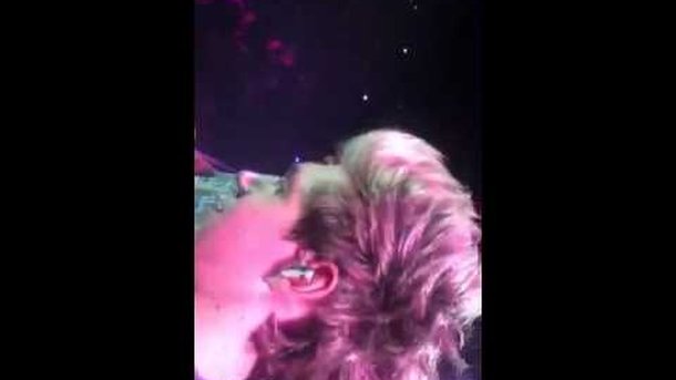 Liam des One Direction filme leur concert avec le téléphone d'une fan