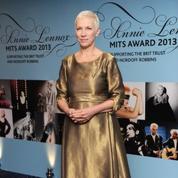 Annie Lennox : éblouissante tout en doré
