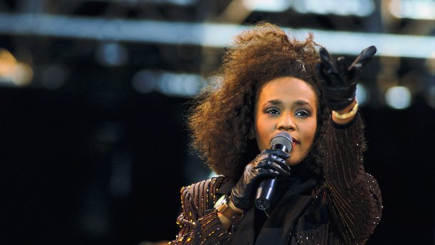 Whitney Houston : 5 albums vont ressortir en vinyle avec la participation des fans