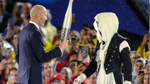 Jeux Olympiques de Paris 2024 : qui se cache derrière le porteur de flamme masqué ?