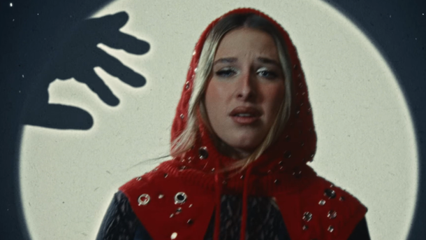 "Tu n’arrêtes jamais de nous surprendre" : Helena fascine les internautes dans le clip de son hit "Capuche"