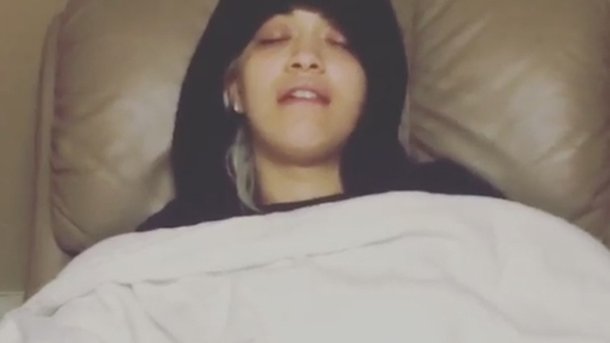 Rita Ora garde le sourire même après son opération!