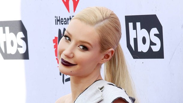 Iggy Azalea oublie (encore) de porter sa bague de fiançailles!