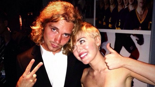 Miley Cyrus : le SDF qui l'accompagnait sur scène aux VMAs met son award aux enc