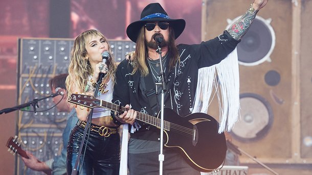 Miley Cyrus chante «Old Town Road» avec son père Billy Ray Cyrus