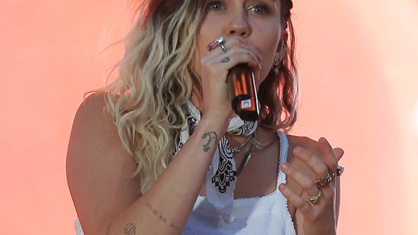 Miley Cyrus: les coulisses de son shooting photo sexy pour Cosmopolitan