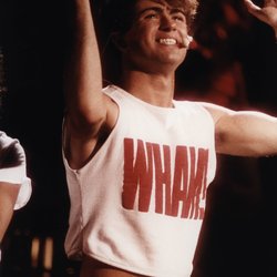 La periode Wham!.  Pulls rose bonbon, micro-shorts, mitaines fluo, franges : que ce soit au niveau des coupes, des matières ou des couleurs, George Michael ose tout