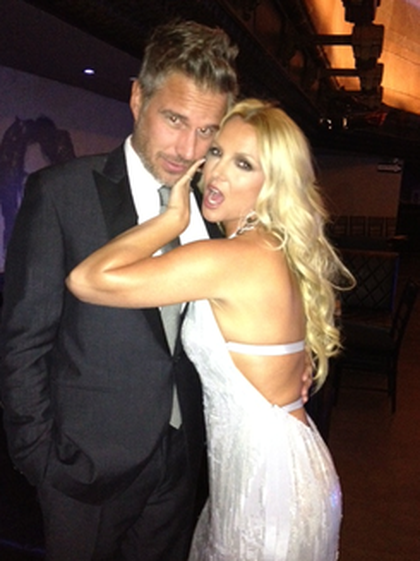 Britney pose avec Jason lors d'un gala de charité