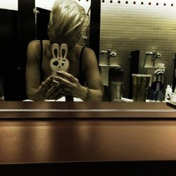 Pink : "Echauffement vocal dans les vestiaires des Bulls. C'est parti Chicago ;)" 