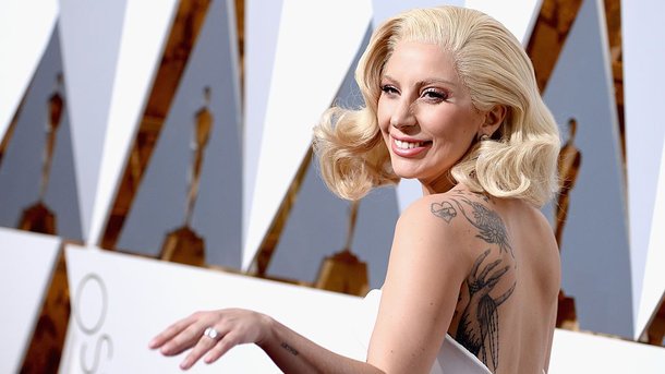 Plein feu sur les tatouages de Lady Gaga