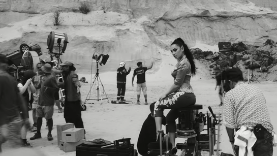 Charli XCX passe en mode "La Haine" avec Vincent Cassel dans le clip de "Camera"
