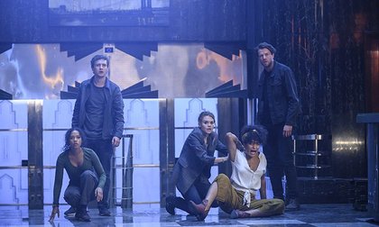 Zoey Davis (Taylor Russell), Ben Miller (Logan Miller), Rachel (Holland Roden), Brianna (Indya Moore) and Nathan (Thomas Cocquerel) dans le film "Escape Game  - Le Monde est un Piège"