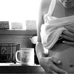 Enceinte, Pink montre une photo de son ventre sur internet