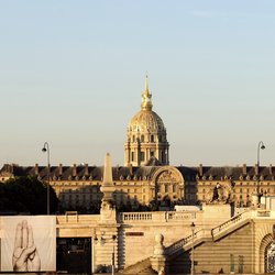 Le signe de ralliement aux Invalides à Paris