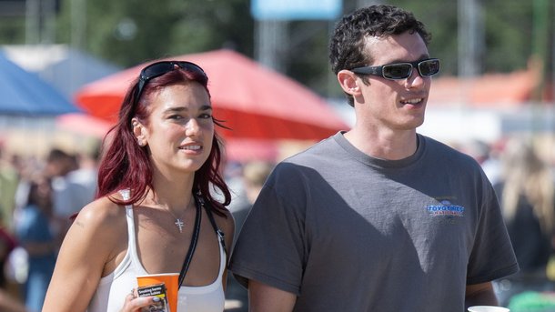 Dua Lipa officialise sa relation avec l'acteur Callum Turner