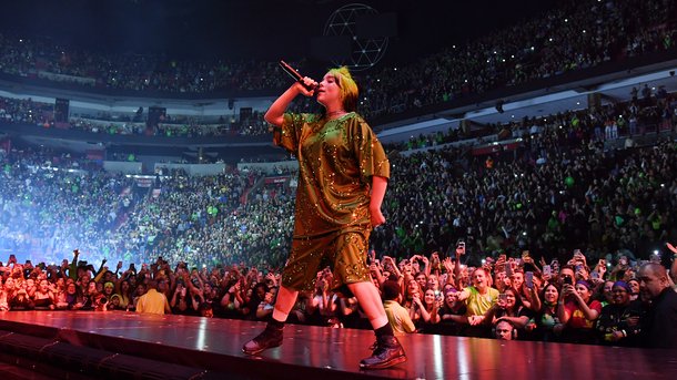Billie Eilish dévoile des parties de son corps durant son concert à Miami