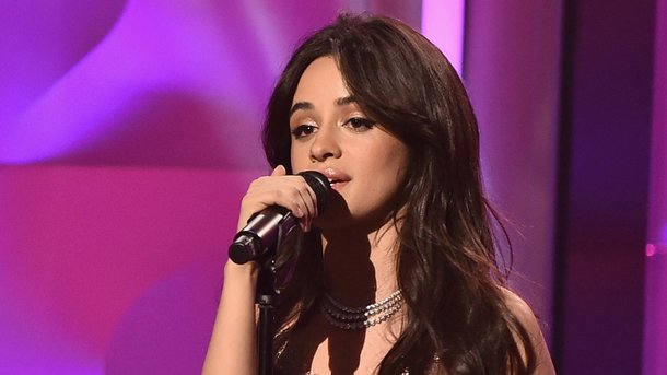 Camila Cabello plaisante sur son pantalon déchiré au Jingle Ball