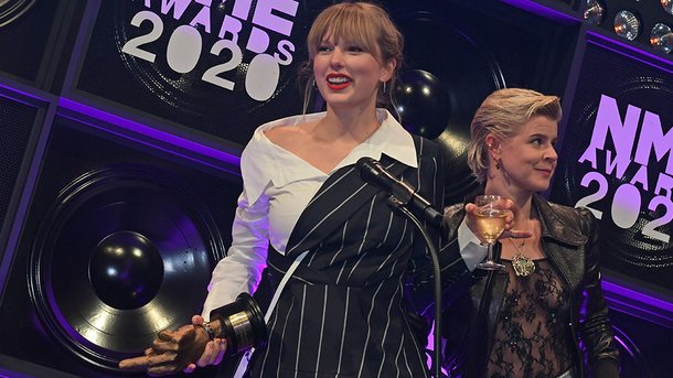 Taylor Swift reçoit le prix de la «Meilleure Performance Solo» aux NME Awards