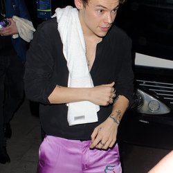 Harry Styles porte un pantalon en satin lavande brodé