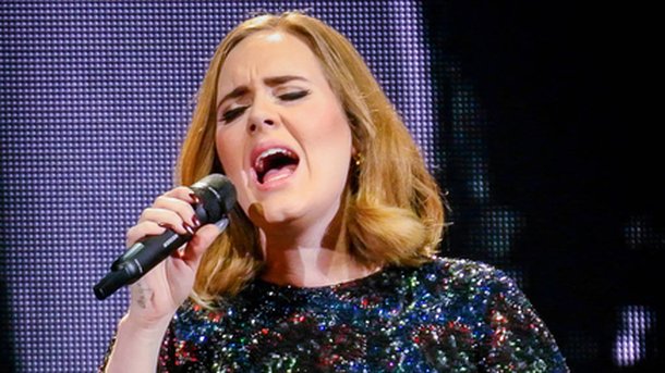 Adele : bientôt un film sur sa vie? la chanteuse s'énèrve  sur scène!