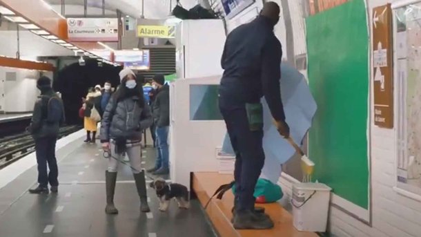 Les infos du Réveil Chérie : Incognito, Omar Sy colle une affiche de la série Arsène Lupin dans le métro de Paris