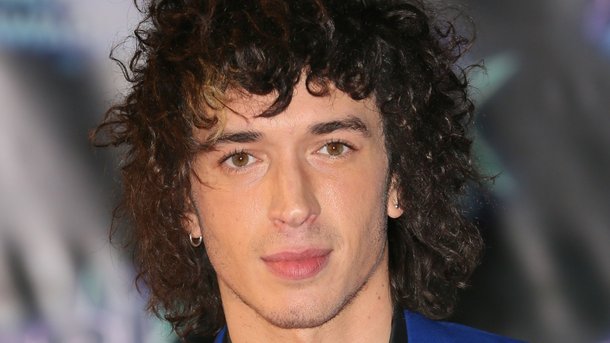 Julian Perretta revient avec son nouveau single «On The Line»
