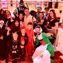 Toute l'équipe du Réveil Chérie est réunie pour fêter Halloween comme il se doit !
