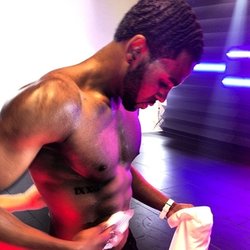 Jason Derulo: Pas le temps de se reposer à Dubai ! Musculation avant la musique. Et un show énorme ce soir !!!!! Maintenant si je pouvais juste… 