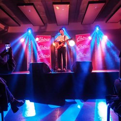 Vianney sur la scène du Concert privé Pop Love