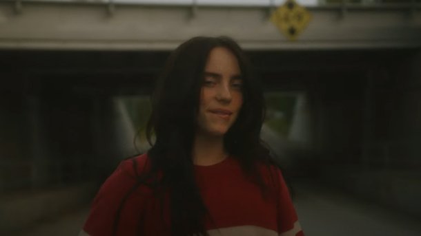 Billie Eilish tourmentée dans son nouveau clip « Chihiro »