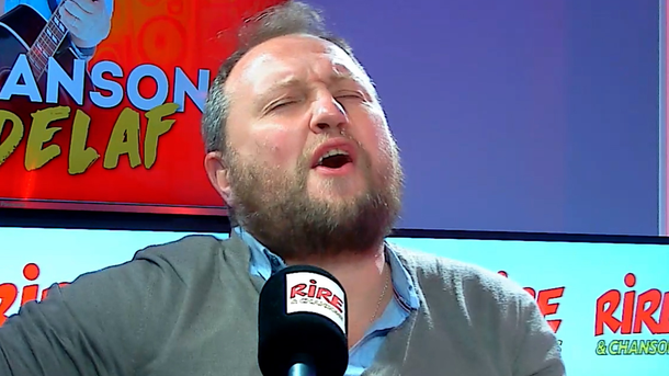 La chanson d'Oldelaf : "Théo Curin" - "Théo Curin, Quel exploit, T’as nagé sans te mouiller les doigts , Théo Curin , Quel exploit, Même dans mon bain, moi j’y arrive pas"