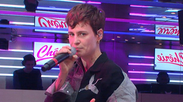 VIDÉO - Christine and The Queens chante « Damn, dis-moi » en live sur Chérie