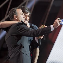 Enrique Iglesias et Nikos - Cérémonie NRJ Music Awards 2016