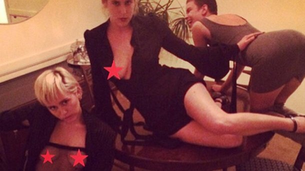 Miley Cyrus se dénude avec les filles de Bruce Willis !