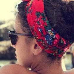 Le foulard fleuri