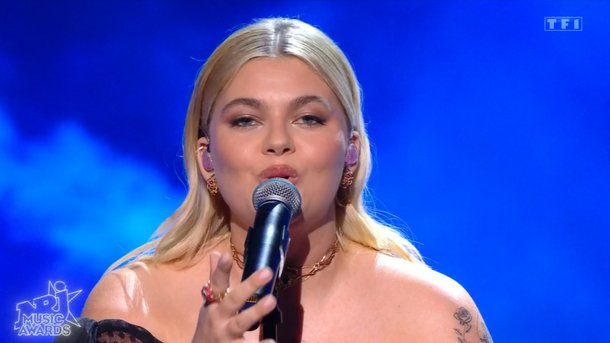Louane chante en direct “Aimer à mort”