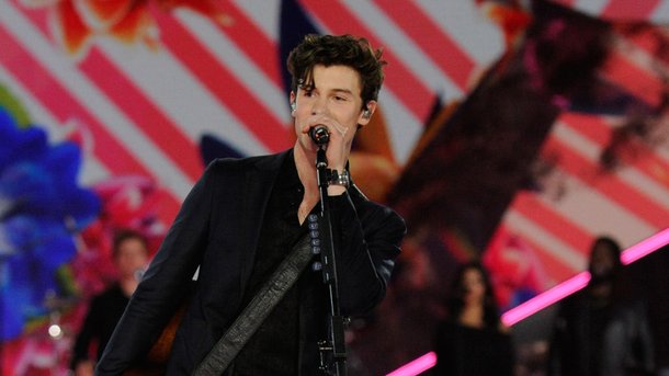 Shawn Mendes : découvrez le live de «Lost In Japan» au défilé Victoria’s Secret