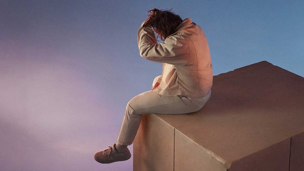 Lewis Capaldi se dévoile dans « Broken by Desire To Be Heavenly Sent »